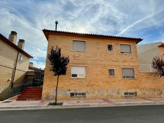 CHALET ADOSADO PINSEQUE